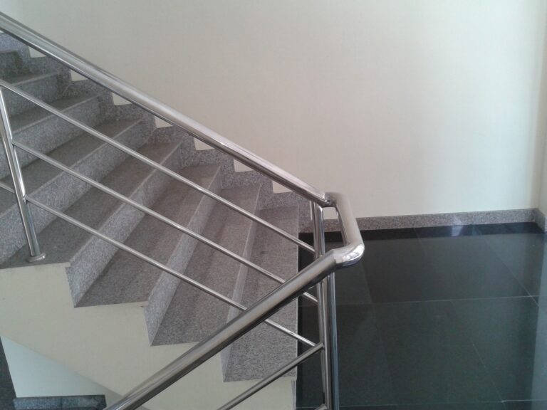 ราวบันไดสแตนเลส 304 ราคาถูก