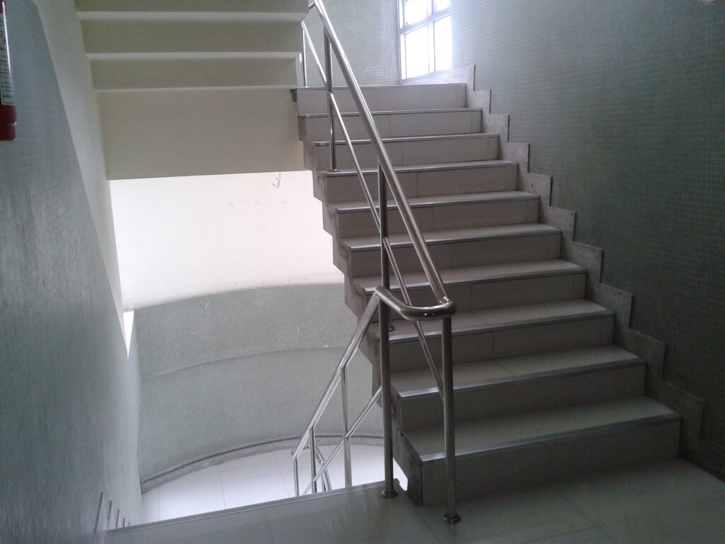 ราวบันไดสแตนเลส 304 ราคาถูก