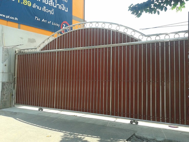 ประตูสแตนเลสลายไม้